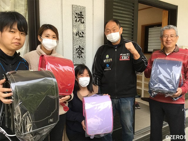 児童養護施設の新入生へプロレスラー・大谷晋二郎がランドセルをプレゼント!