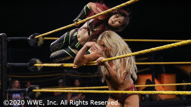 紫雷イオがNXT女子王座戦前哨タッグ戦でシャーロット・フレアーに疑惑の敗戦