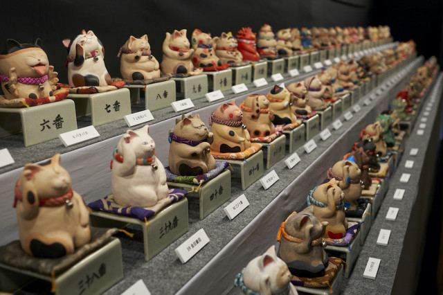 現代ねこアートの仏師!もりわじん氏の作品1000体を展示する「千の福ねこアート展」百段階段で開催