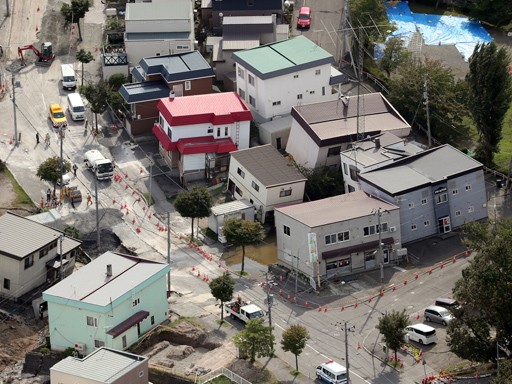 傾いた家の前でピースサイン 胆振東部地震で被害の札幌・清田 やじ馬後絶たず