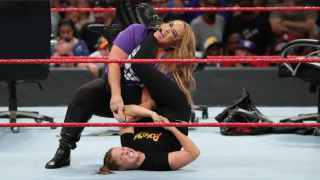 【WWE】ロンダ・ラウジー、王座戦を前に王者ナイア・ジャックスから腕十字でタップを奪う!