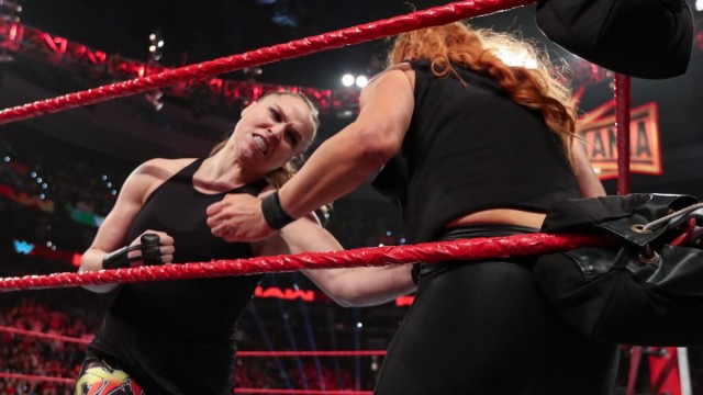 【WWE】激高のロンダが大暴れ!王座を取り戻してベッキーを滅多打ち