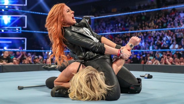【WWE】松葉杖のベッキー・リンチがシャーロット・フレアーにディスアーマー!