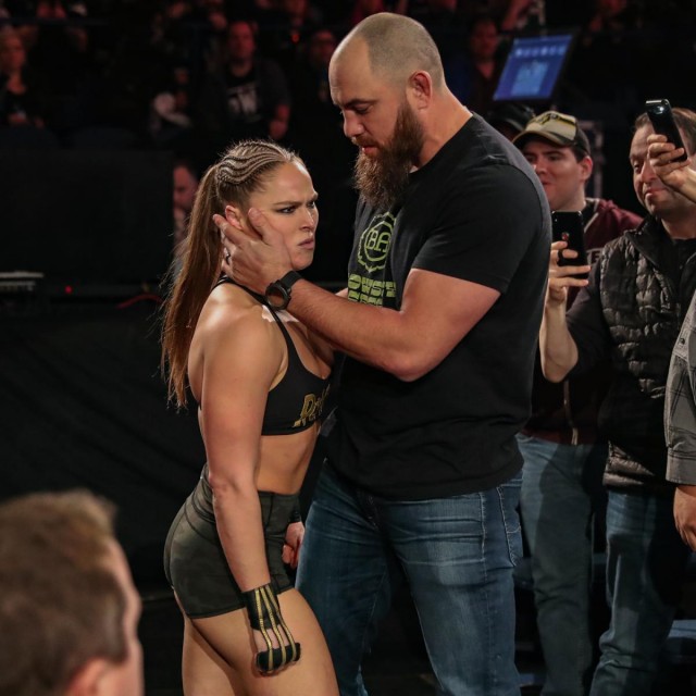 【WWE】王座防衛もロンダ大荒れ!夫トラヴィス・ブラウンも乱闘参加