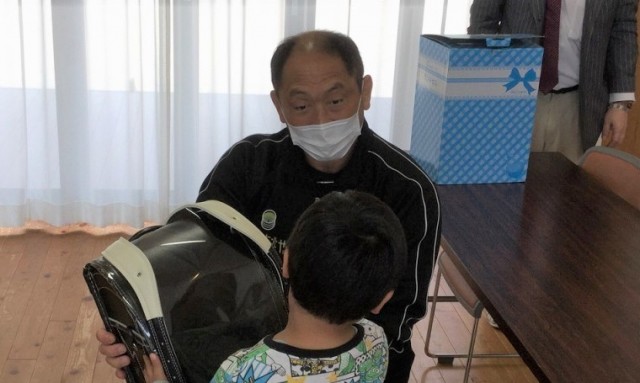 【ZERO1】大谷晋二郎が児童養護施設にランドセルを寄贈