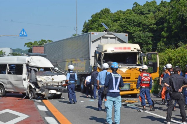 意識不明の容疑者が死亡 佐賀の護送車、大型トレーラー正面衝突事故