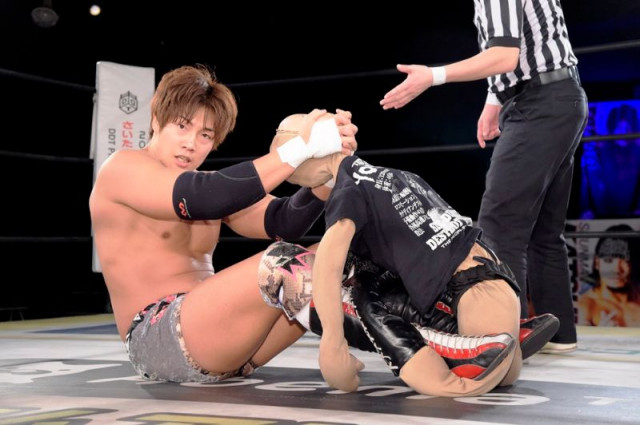 Ddt オールアウト 大将の竹下幸之介が人形ヨシヒコに敗退 アキヒロ出現で その抗争は新たな局面へ発展か プロレス Today オールアウト 大将の竹下幸之介 ２４ ｄメニューニュース Nttドコモ