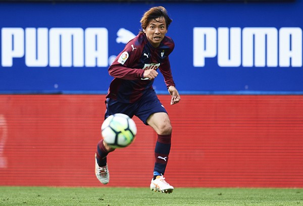 乾貴士、ホーム最終戦で胴上げ→落下。バスクの山に響くイヌイコール
