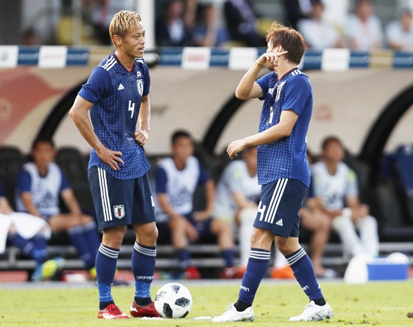 本田と長友、2人の認識のズレに、「ジーコの失敗」をくり返す予感