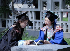 中国の卒業式、伝統を取り入れた「新中式」アカデミックガウンが流行