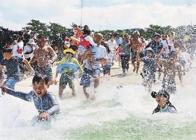 本州で一番早い夏　白良浜海水浴場で海開き、和歌山・白浜町