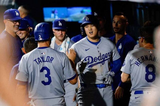 ロッカーで自撮り、大谷翔平が仲間20人超と1枚に納まった瞬間 「人柄」「俺も混ぜて」集まる感動の声（THE  ANSWER）｜ｄメニューニュース（NTTドコモ）