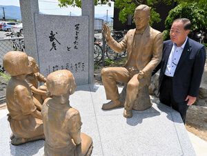 「語り聞かせる」久留島武彦像　生誕150年記念、玖珠町で除幕