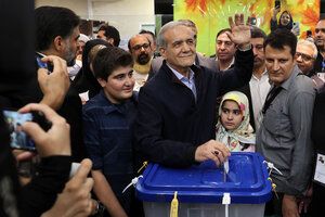 イラン大統領選は改革派と保守強硬派の決選投票に　投票率過去最低