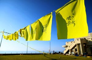 海沿いの避難所、風にはためく黄色いハンカチ「目印に帰ってきて」
