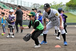 「代打の神様」元阪神の桧山進次郎さん　高松で親子野球教室