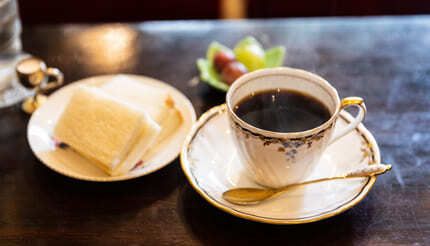 喫茶『オランダ』は、大阪・日本橋の裏路地にある憩いの場