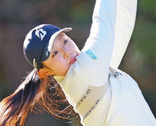 【女子ゴルフ新人戦】ともに高校3年の伊藤愛華と田村萌来美が6アンダーで首位発進