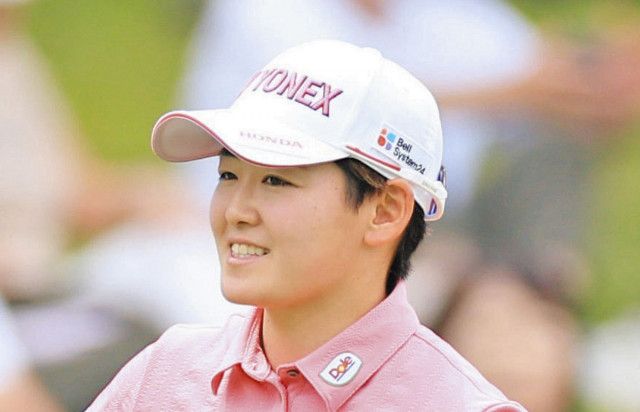 女子ゴルフ・岩井明愛、「父の日」に逆転優勝　「母の日」に優勝した妹に続いて