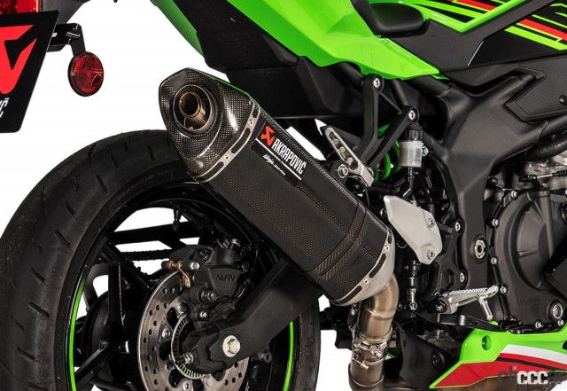 カワサキが「ニンジャZX-4R」シリーズ用・アクラポビッチ製マフラー