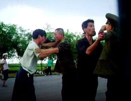 暴れる北朝鮮国民、警察官を「逆吊し上げ」でボコボコに