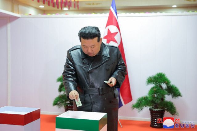 役人が「お願いだから賛成票を」と有権者に頼み込む北朝鮮の選挙