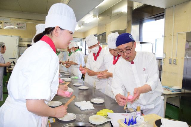 名人指導の下、肌で技術学ぶ　百石高生が和菓子作り