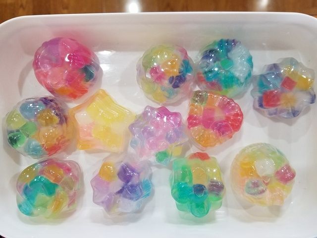 宝飾品 ふんだんに宝石（メノウ）を使って描いた花が咲いた大木