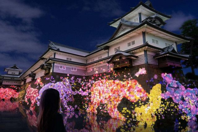 アート展「チームラボ 金沢城 光の祭」石川・金沢城公園で、花々が描く“石垣を歩く動物たち”など