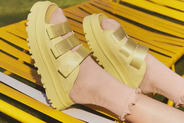 UGG25年春夏サンダル「ゴールデングロウ スライド」3連