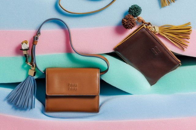 miu miu ショルダー財布、カードケース ミュウミュウのレザーグッズ、ショルダーストラップ付き財布や