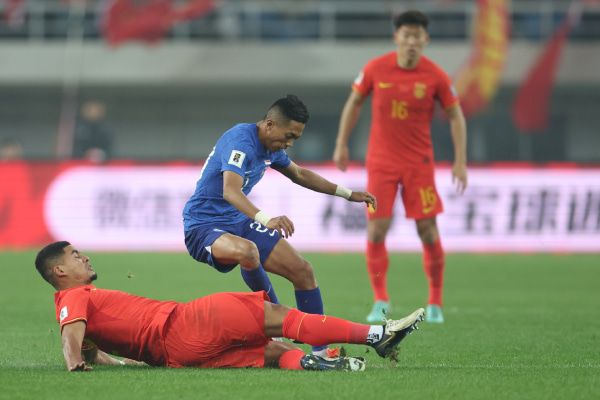 「また殺人タックル」サッカー中国代表がラフプレー連発。被害を受けた選手は骨折の可能性も「悪名高い中国サッカーが議論を…」