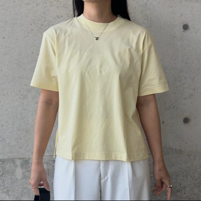 ユニクロ トップ newsカラーtシャツ