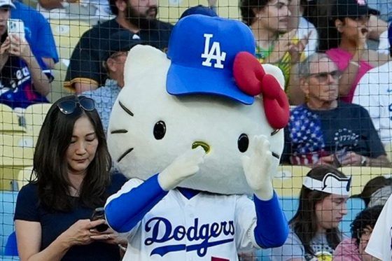 大谷出場試合でハローキティが始球式 ド軍ユニでツーバウンド