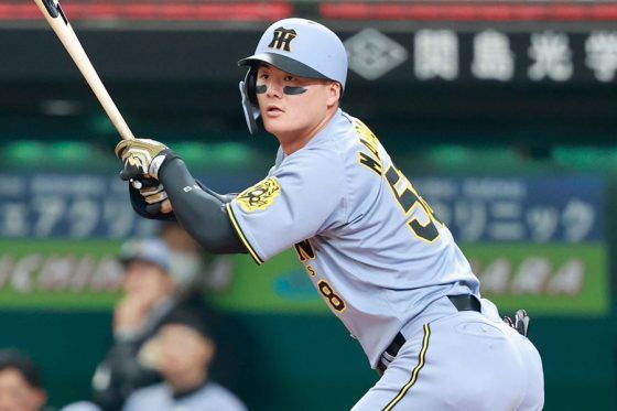阪神21歳が「1人だけおかしい」 “真っ黒”ヘルメットが話題