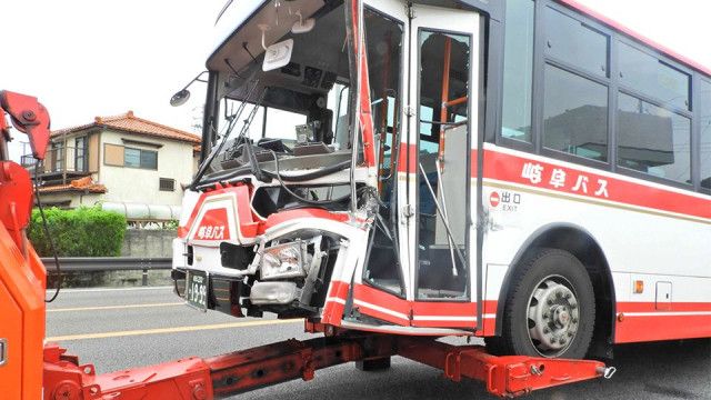路線バスと大型貨物車衝突、岐阜市の国道１５６号　乗客１人軽傷