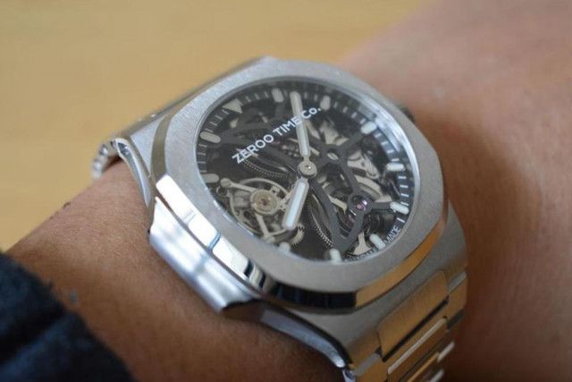 構造美を堪能できるフルスケルトン仕様の日本製トゥールビヨン腕時計「ZEROO T7」