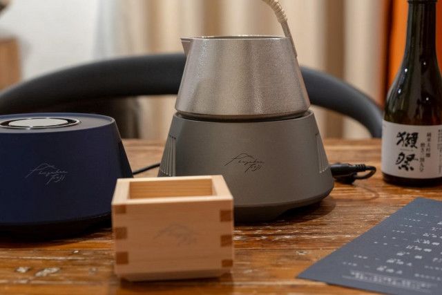 日本酒を10℃の冷酒から60℃の熱燗まで楽しめる冷温器付き酒器