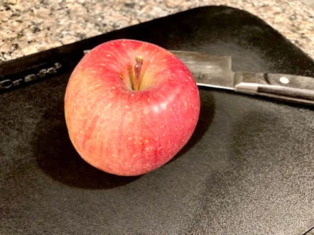 包丁を使わない簡単なりんごの皮むき方　「面白いほど、するする剥ける！」