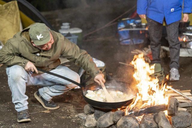 【アノ伝説の鍋が登場】バイきんぐ西村流ソログルキャンは自由で豪快！遊びやキャンプ飯を楽しみ尽くす