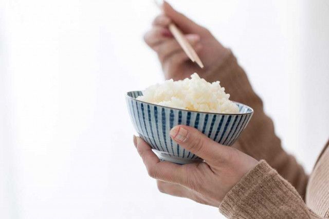 家にいれば飯は食器に盛って食べる