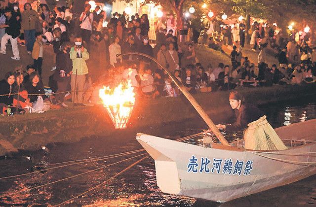 鵜匠の技、光に浮かぶ　富山・婦中で売比河鵜飼祭
