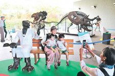 福井の恐竜模型やって来た　砺波のチューリップフェア、敦賀延伸記念し展示