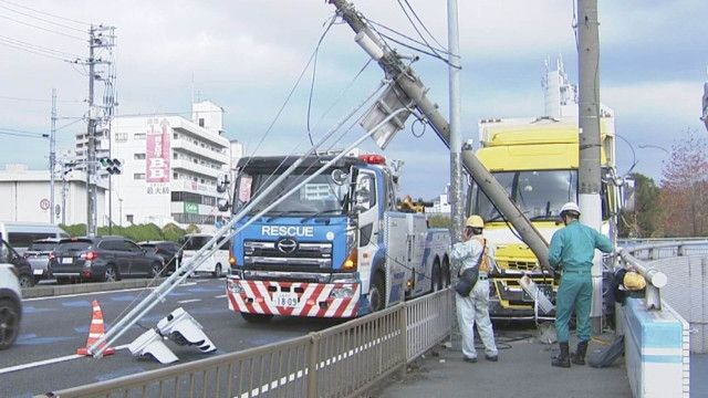 大型トラックが歩道乗り上げ信号機付き電柱を倒す事故　けが人なしも渋滞発生　広島・南区の国道２号