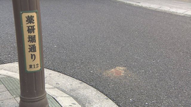 夜の繁華街で人と車が正面衝突事故　男性が意識不明の重体　広島市