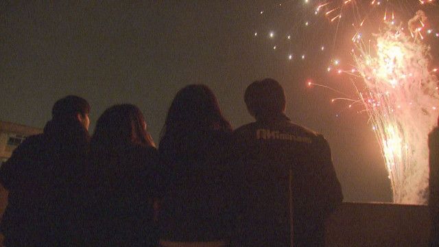 コロナ禍入学の卒業生の門出祝い打ち上げ花火　広島・安芸南高校