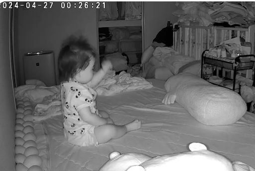 仕事中に赤ちゃん見守りカメラを見ると…母「！？」暗闇に映る予想外の行動に「可愛いしかない」「寝ぼけてるのかな」