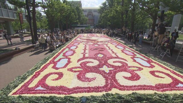 札幌の中心に巨大な花のカーペットが登場　バラなど約6万5000本分の花びらでアイヌ文様などを表現　