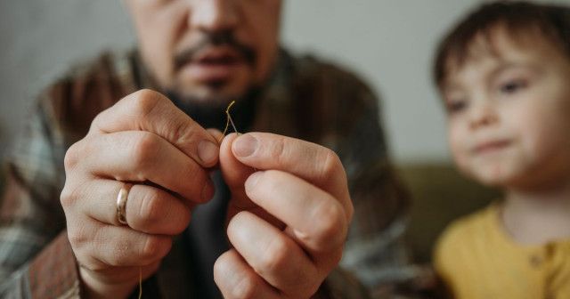 知ってた？針に糸を簡単に通す方法。糸通し器を使わない裏技に「この手があったか！」と反響【動画】