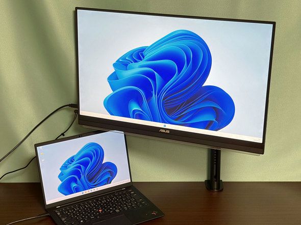 モバイルディスプレイなのに27型のビッグサイズ！ ディスプレイアーム